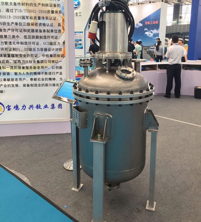 高壓鈦反應(yīng)釜帶攪拌 - 參展實(shí)拍
